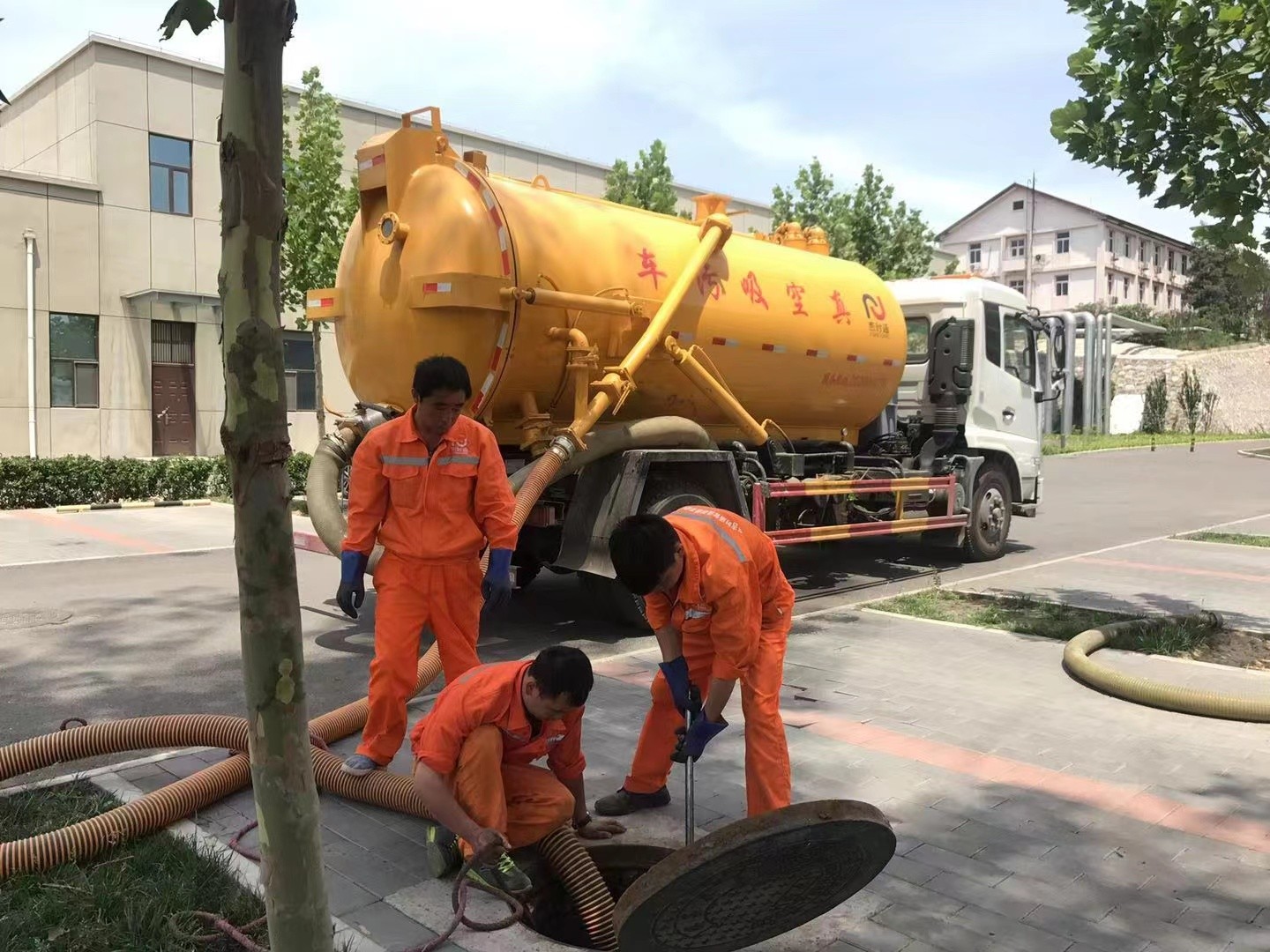 大竹管道疏通车停在窨井附近