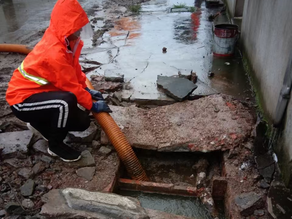 大竹专业清理污水池 炜誉市政以规范流程守护城市 “肠道”