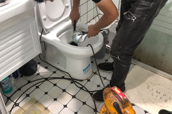 大竹马桶堵塞自己疏通还是找师傅？专业上门服务让你省时更省心